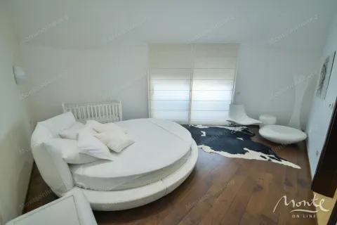 Prostrana spavaća soba sa velikim okruglim krevetom i krevetcem za bebe. - image 20