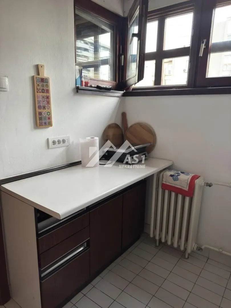 Manji kuhinjski deo sa elementima i radnom površinom.