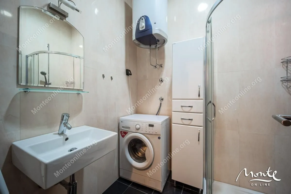 Prodaja, dvosoban stan, 61m², Dobrota, Kotor