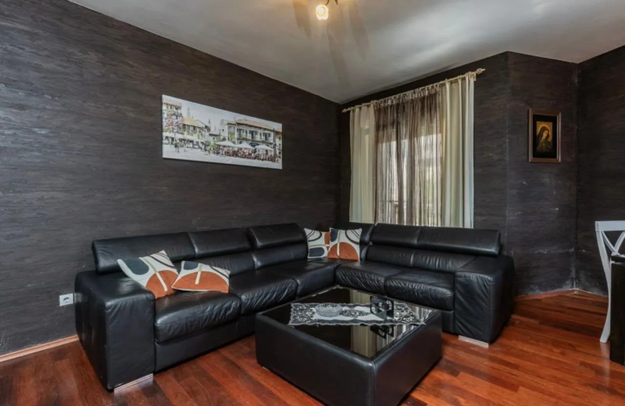 Izdavanje, trosoban stan, 170m², Dobrota, Kotor