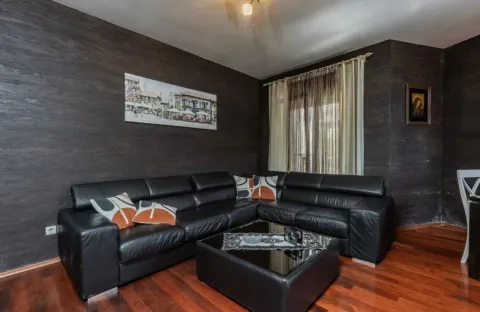 Izdavanje, trosoban stan, 170m², Dobrota, Kotor - image 2