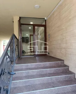 Ulaz u zgradu sa stepeništem i staklenim vratima. - image 14
