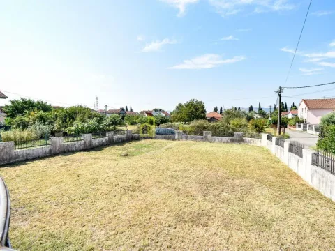 Izdavanje, kuća, 185m², Tološi, Podgorica - image 28