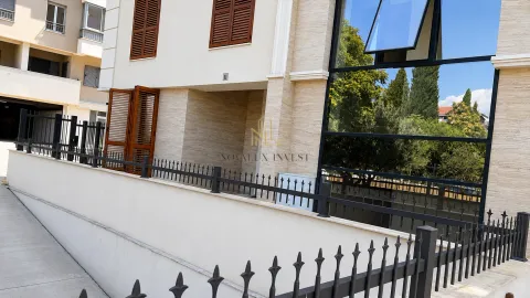 Izdavanje, trosoban stan, 100m², Centar, Podgorica - image 13