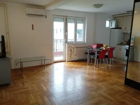 Prostrani dnevni boravak sa trpezarijom i izlazom na balkon. - image 30
