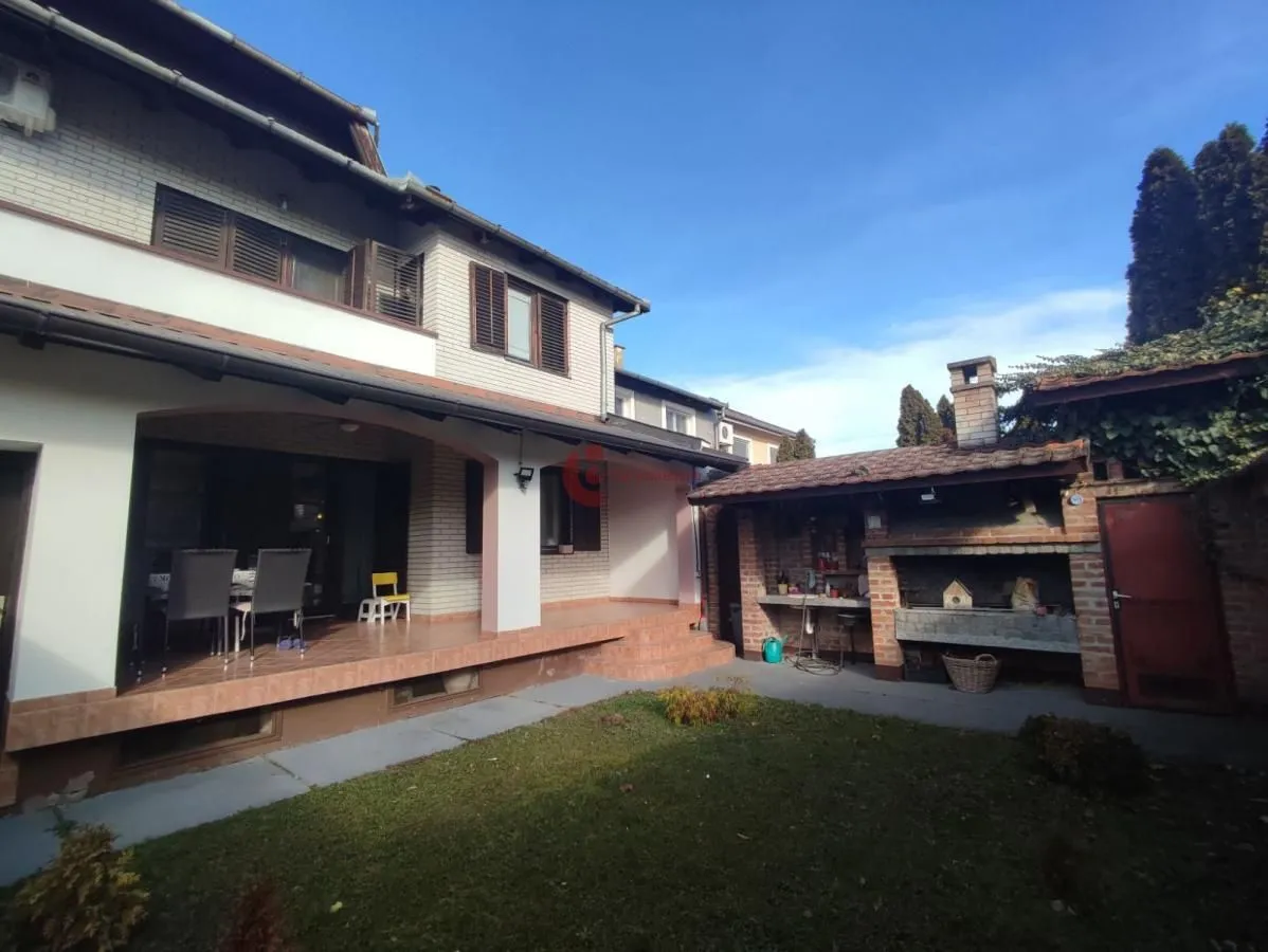 Prodaja, kuća, 268m², Kertvaroš, Subotica