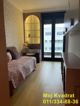 Dečja soba sa krevetom, radnim stolom i balkonskim vratima. - image 11