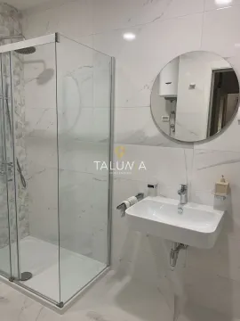 Moderne kupatilo sa tuš kabinom, umivaonikom i okruglim ogledalom. - image 6