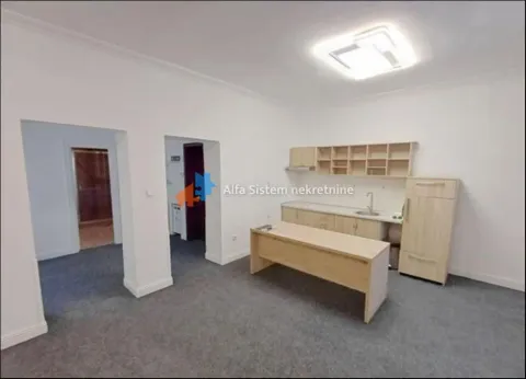 Manja kuhinja sa drvenim elementima u prostranoj sobi sa tepihom. - image 14