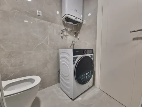 Kupatilo opremljeno toaletom, bojlerom i veš mašinom. - image 10