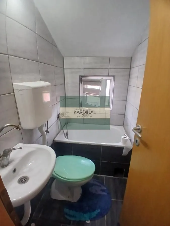 Manje kupatilo sa kadom, umivaonikom i WC šoljom.