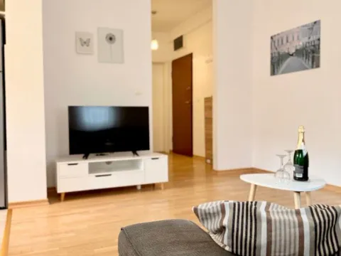 Izdavanje, dvosoban stan, 70m², Centar, Budva - image 2