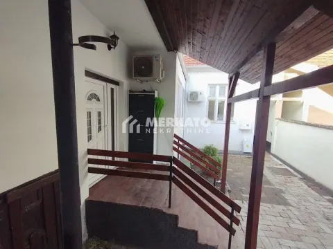 Natkriveni ulazni dio ispred vrata kuće sa stepeništem i ogradom. - image 3