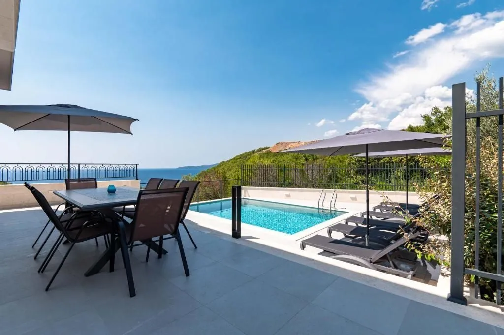 Rent, house, 318m², Reževići, Budva