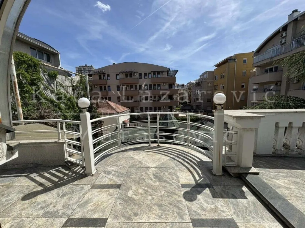 Izdavanje, kuća, 650m², Autokomanda, Voždovac Sve Podlokacije