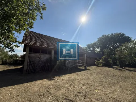 Pogled na stari seoski objekat sa dvorištem. - image 9