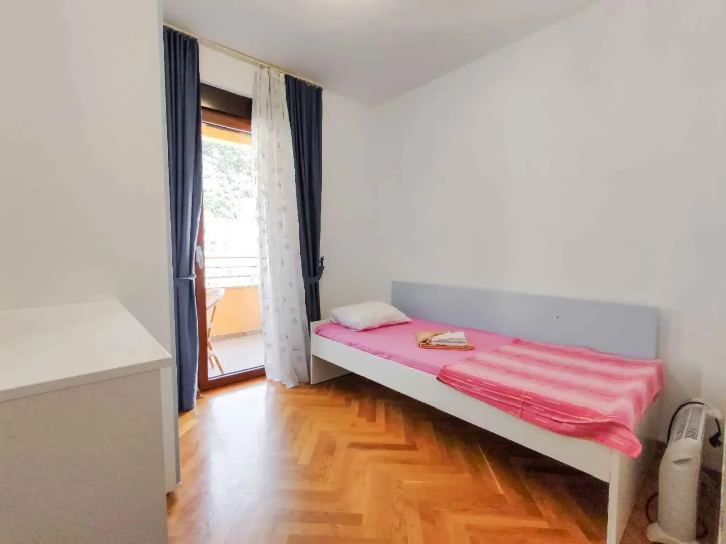 Small bedroom with a single bed and access to the terrace.