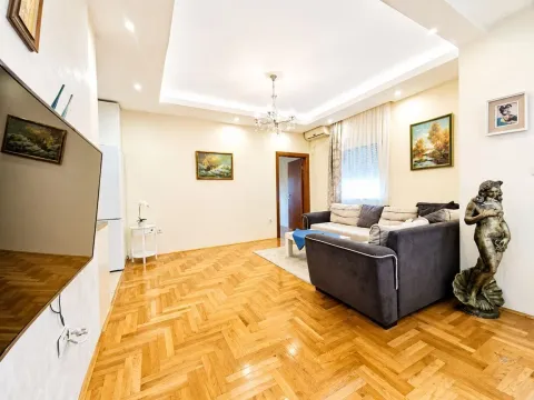 Living room with sofa, parquet flooring and decorative details. - image 2