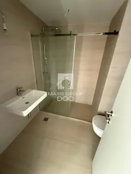 Novoopremljeno kupatilo sa tuš kabinom, umivaonikom i toaletom. - image 13