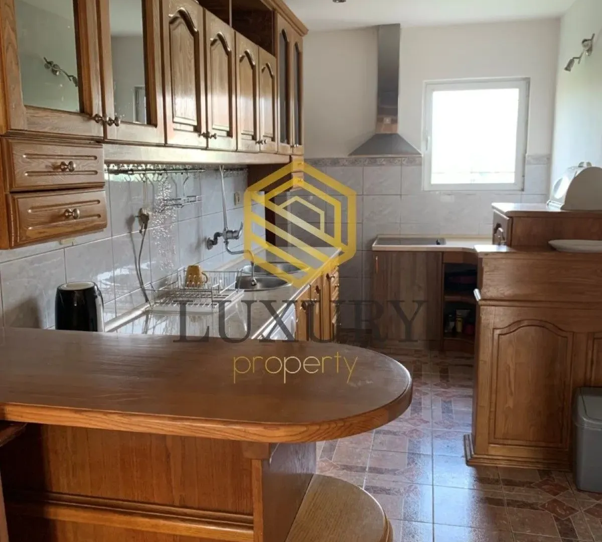 Izdavanje, kuća, 250m², Tološi, Podgorica
