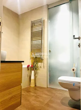 Moderno kupatilo sa tuš kabinom, WC šoljom i umivaonikom. - image 10