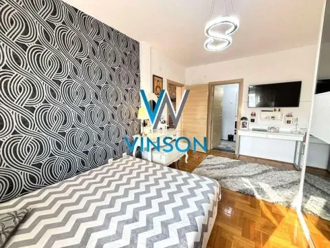 Nameštena spavaća soba sa bračnim krevetom, dekorativnim tapetama i komodom. - image 5