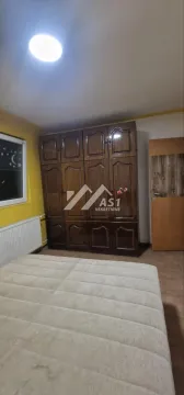 Nameštena spavaća soba sa velikim drvenim ormarom i krevetom. - image 4