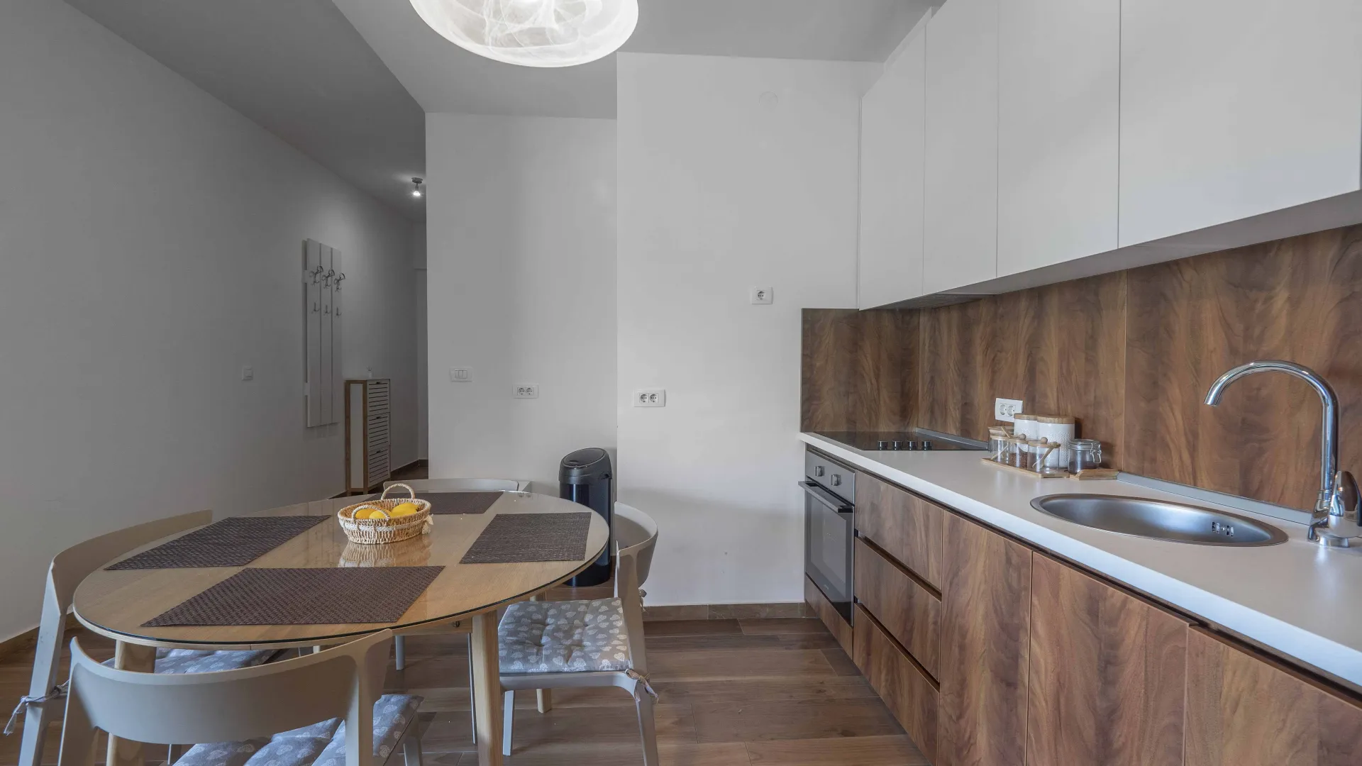 Izdavanje, dvosoban stan, 81m², Centar, Budva