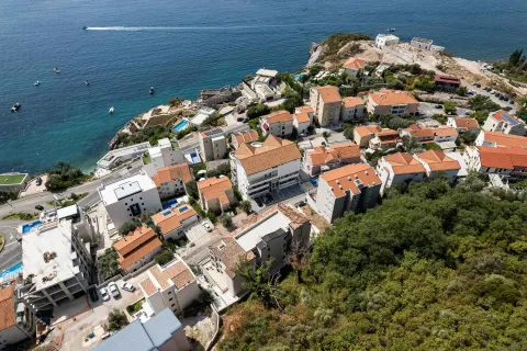 Pogled iz vazduha na obalu sa zgradama i morem. - image 8