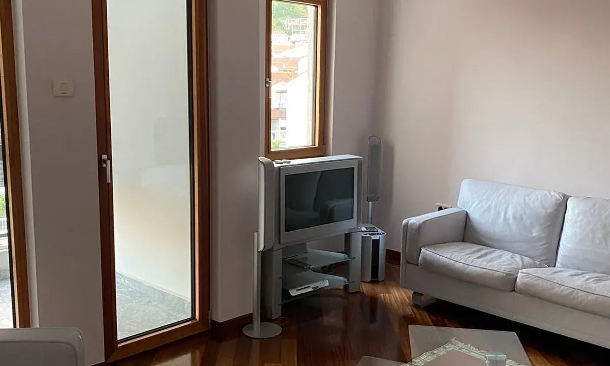 Izdavanje, jednosoban stan, 45m², Budva, Crna Gora