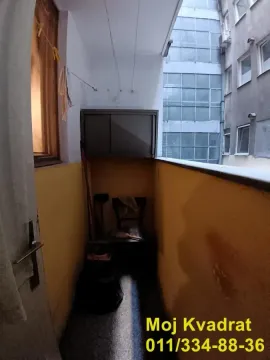 Manji natkriveni balkon sa zidnim ormarićem i pogledom na susednu zgradu. - image 10