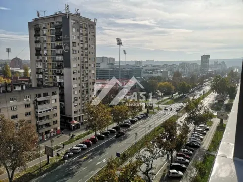 Pogled sa prozora na ulicu, parkirana vozila i okolne zgrade. - image 9