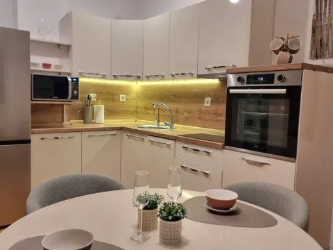 Izdavanje, dvosoban stan, 65m², Rozino, Budva - image 2