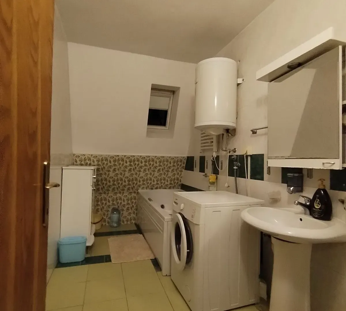 Izdavanje, četvorosoban stan, 104m², Čukarica, Beograd