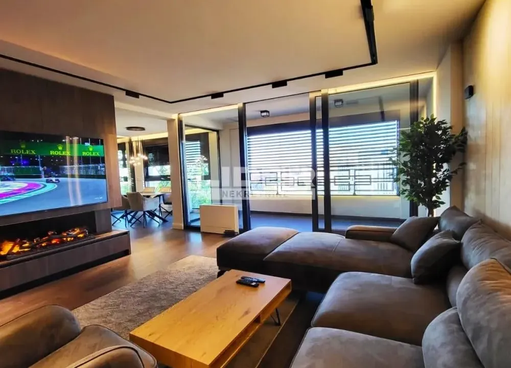 Izdavanje, četvorosoban stan, 200m², Kalenić Pijaca, Vračar Sve Podlokacije