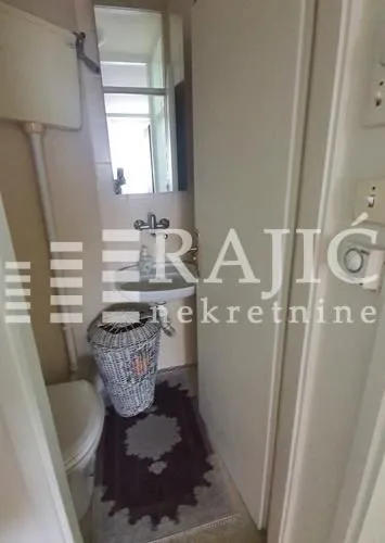 Small bathroom with a washbasin and toilet.