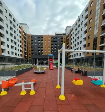 Dvorište stambene zgrade sa dječijim igralištem. - image 2