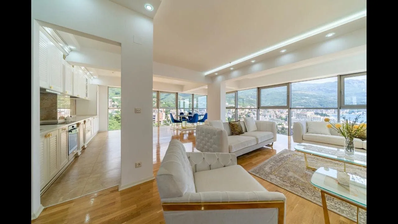 Izdavanje, trosoban stan, 150m², Bečići, Budva