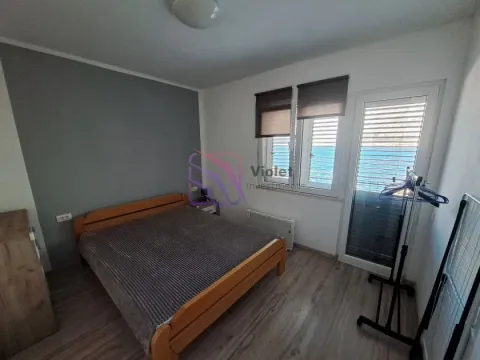 Spavaća soba sa bračnim krevetom i pogledom na more. - image 6