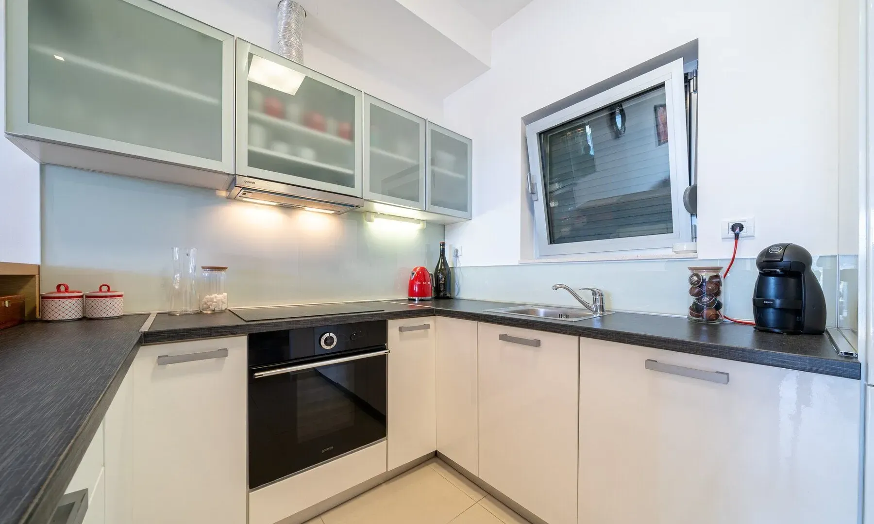 Prodaja, jednosoban stan, 75m², Pržno, Budva