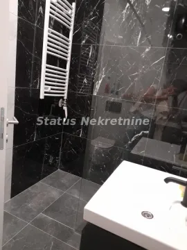 Moderno opremljeno kupatilo sa tuš kabinom i crnim mermernim pločicama. - image 4
