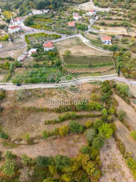 Pogled iz vazduha na zemljište i okolno naselje sa zelenilom. - image 4