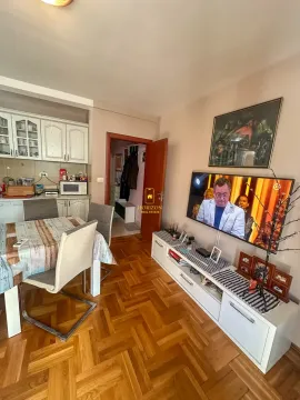 Dnevni boravak sa trpezarijom i kuhinjom u pozadini. - image 4