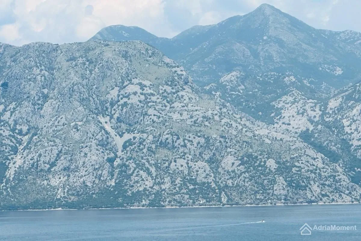 Prodaja, dvosoban stan, 81m², Dobrota, Kotor