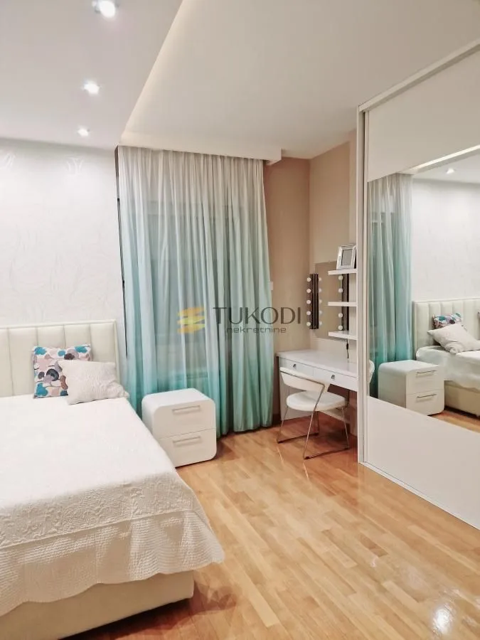 Izdavanje, trosoban stan, 105m², Centar, Novi Sad