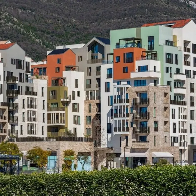 Spoljašnji pogled na moderne stambene zgrade sa šarenim fasadama i balkonima.