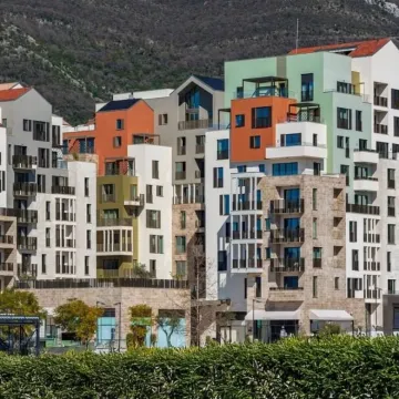 Spoljašnji pogled na moderne stambene zgrade sa šarenim fasadama i balkonima. - image 2