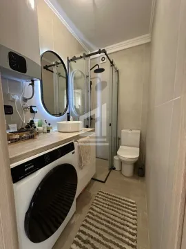 Moderno opremljeno kupatilo sa tuš kabinom, umivaonikom i veš mašinom. - image 5