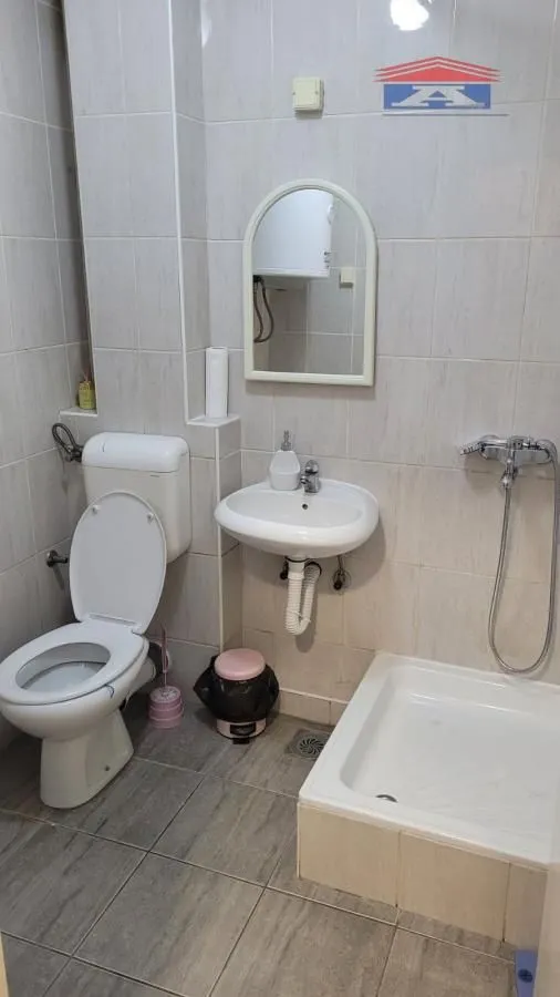 Manje kupatilo sa tuš kabinom, umivaonikom i wc šoljom.