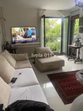 Dnevna soba sa garniturom, televizorom i izlazom na terasu. - image 2